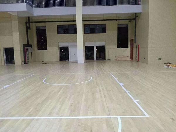 篮球场地板